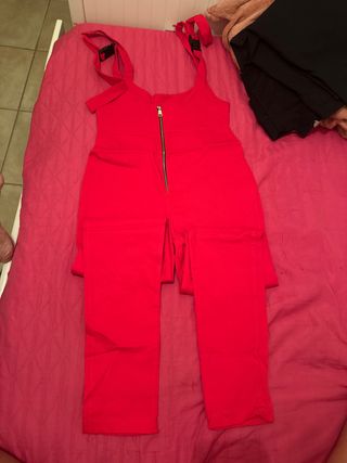 Mono pitillo rojo con cremallera