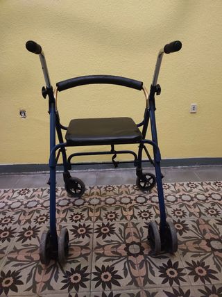 Caminador con asiento y 4 ruedas