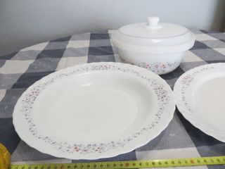 1 Sopera con Tapa + 2 Fuentes Arcopal Flores