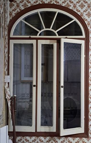 Ventana antigua estilo menorquín