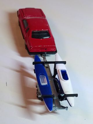 FORD THUNDERBIRD Y REMOLQUE CON KAYAKS 1/64 MAJORE