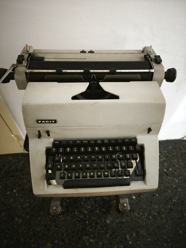 Macchina da scrivere Facit. Regala le gambe
