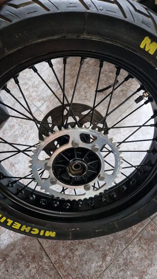 Llanta trasera con cubierta Supermotard 17 de 49cc