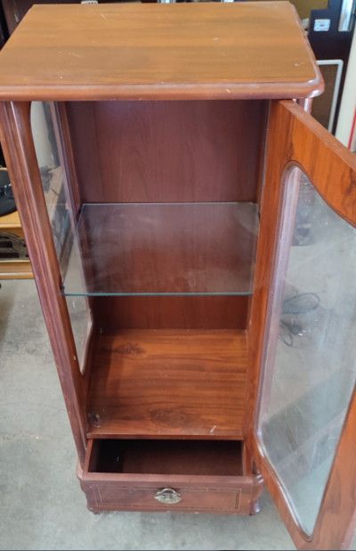 BONITA VITRINA DE MADERA Y CRISTAL