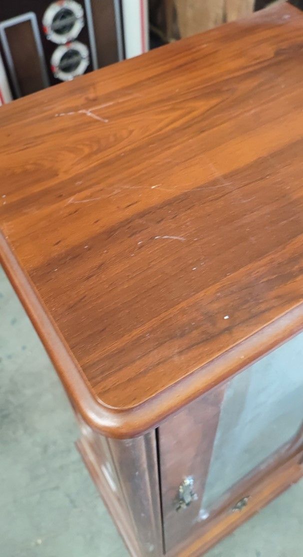 BONITA VITRINA DE MADERA Y CRISTAL