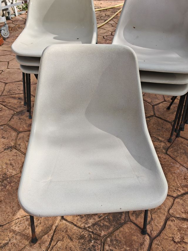 Sedie in plastica con gambe in ferro