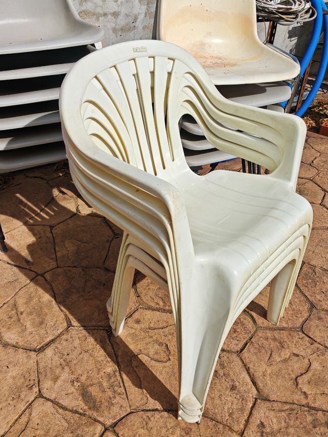 Sedie in plastica con gambe in ferro