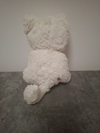 Peluche gato blanco que se agarra al brazo