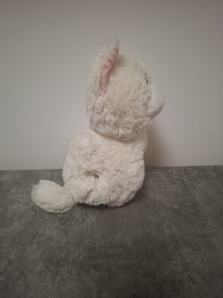 Peluche gato blanco que se agarra al brazo