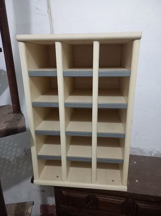 Botellero de madera beige