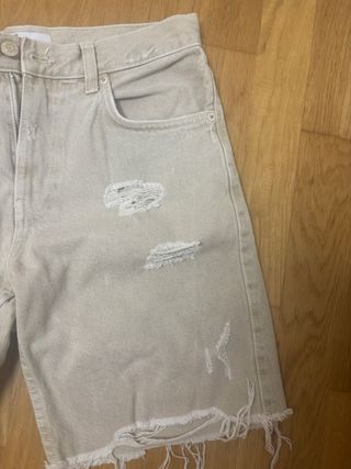 Bermudas vaqueras Bershka rotas beige
