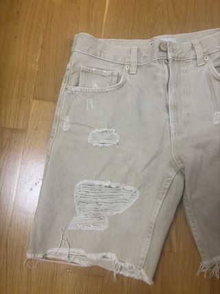 Bermudas vaqueras Bershka rotas beige
