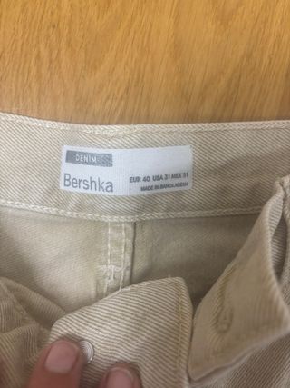 Bermudas vaqueras Bershka rotas beige