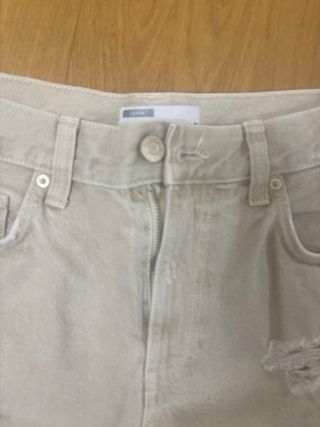 Bermudas vaqueras Bershka rotas beige