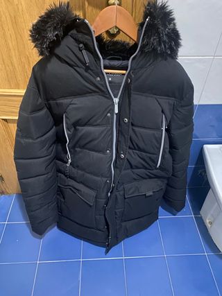 Chaquetón largo con capucha de pelo