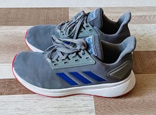Zapatillas deportivas Adidas grises y azules
