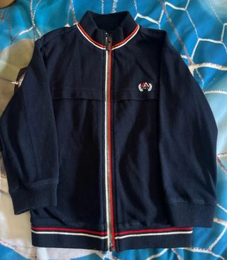 Chaqueta azul con cremallera