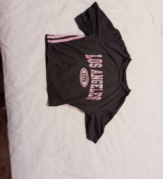 Top gris oscuro con detalle rosa