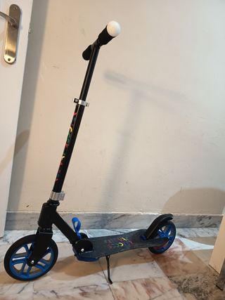 Patín plegable azul y negro, poco uso