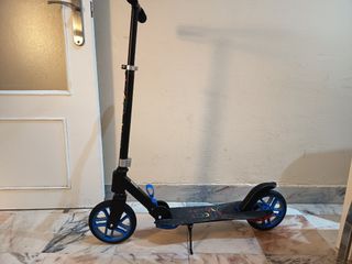 Patín plegable azul y negro, poco uso