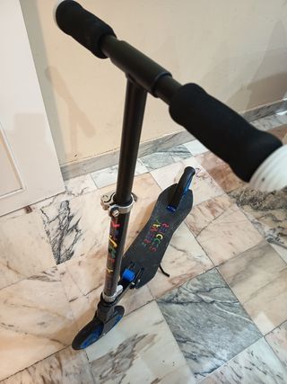 Patín plegable azul y negro, poco uso