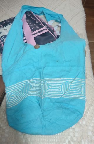 Bolso azul con diseño de espiral