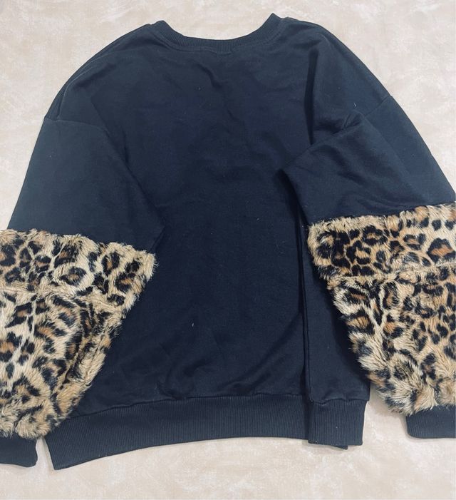 Jersey negro con mangas de leopardo