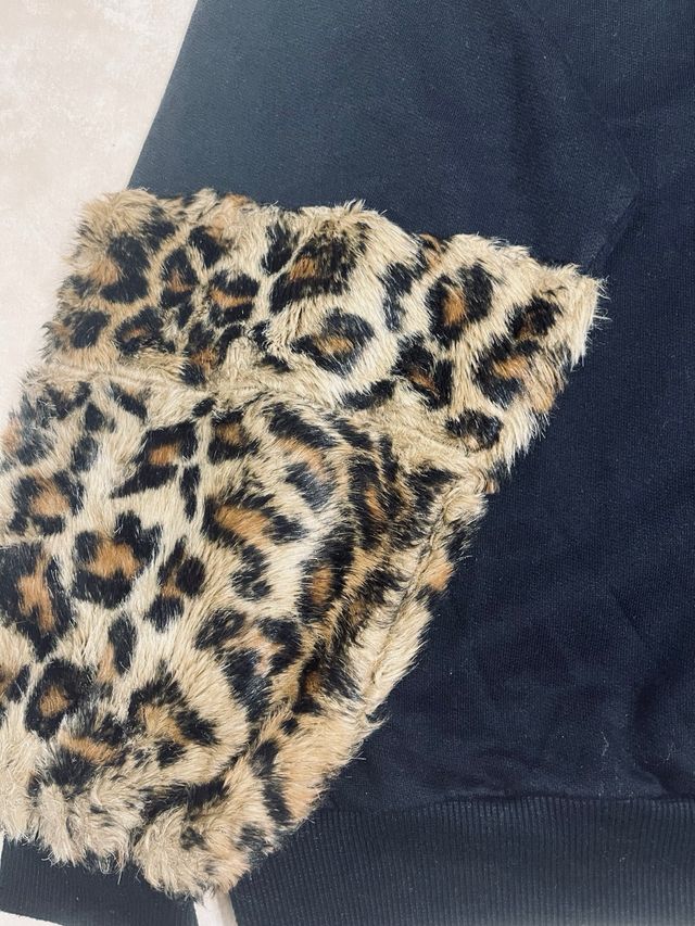 Jersey negro con mangas de leopardo