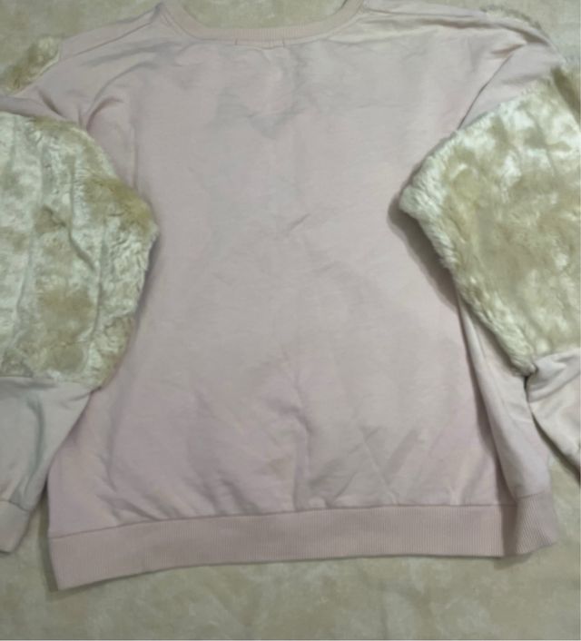Jersey rosa con detalles peludos