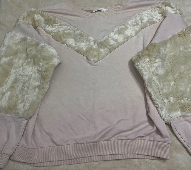 Jersey rosa con detalles peludos