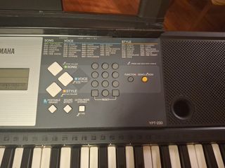 Teclado portátil  Yamaha con soporte YPT-230