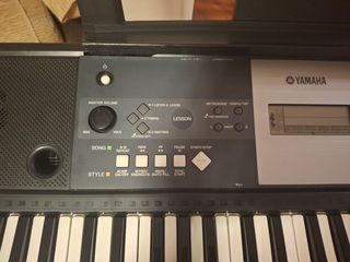 Teclado portátil  Yamaha con soporte YPT-230