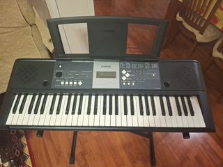 Teclado portátil  Yamaha con soporte YPT-230