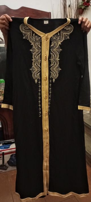 Chilaba Negra con Bordado Dorado Talla Única