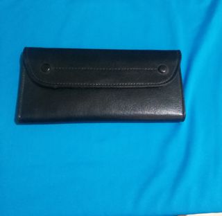 Cartera de piel negra