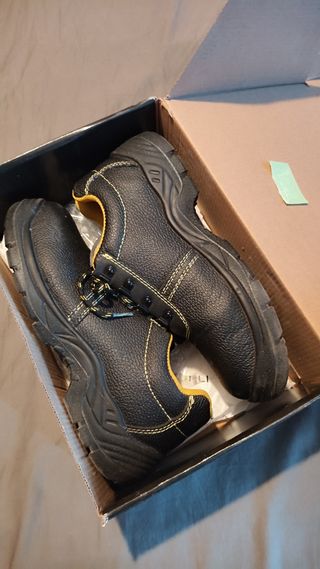 Mono, chaleco y zapatos de trabajo MARCA