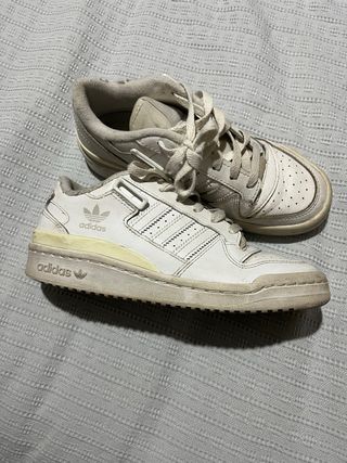 Tenis Adidas Blancos y Beige