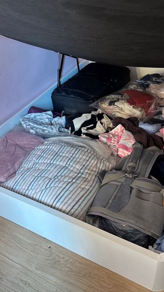 Cama con cajones de madera y tela con colchon