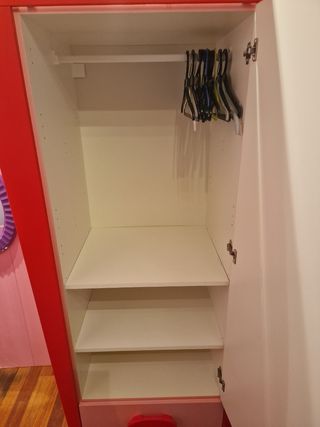 Armario infantil rosa y rojo