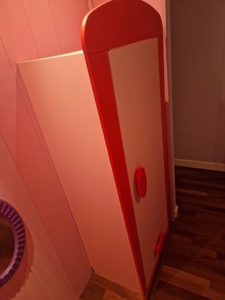 Armario infantil rosa y rojo