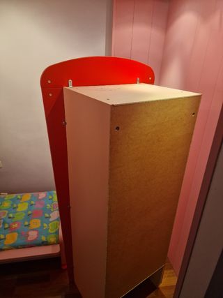 Armario infantil rosa y rojo