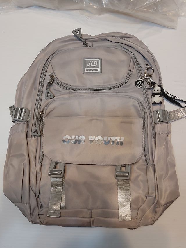 Mochila Gris Plata JLD con Llavero Panda