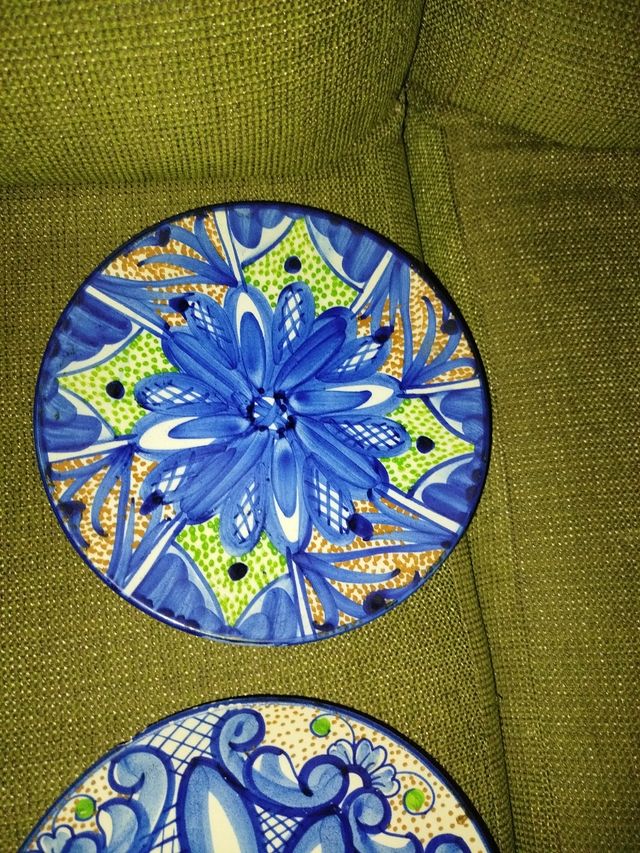Platos de cerámica pintados a mano