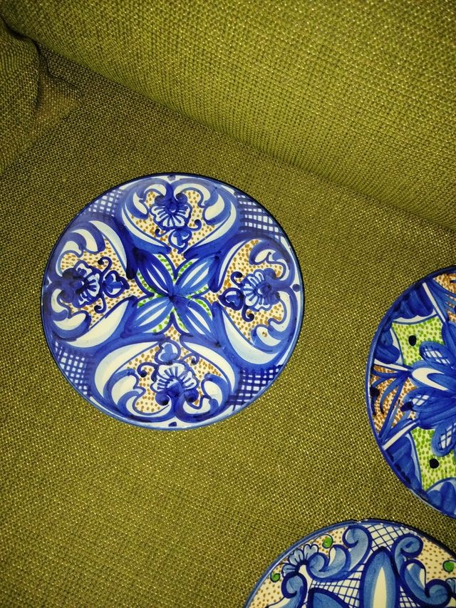Platos de cerámica pintados a mano