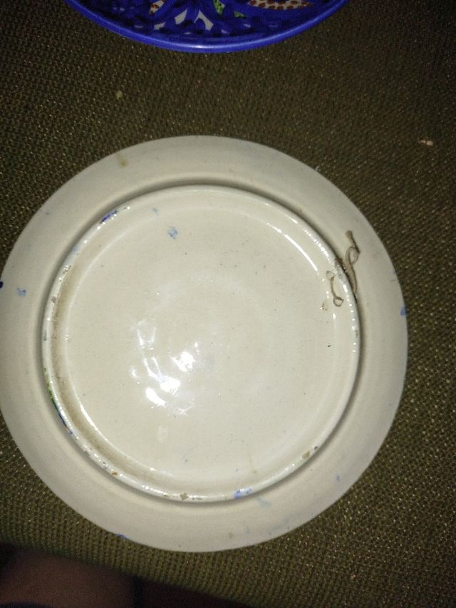 Platos de cerámica pintados a mano