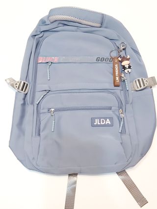 Mochila azul celeste y plata con llavero vikingo