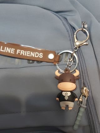 Mochila azul celeste y plata con llavero vikingo