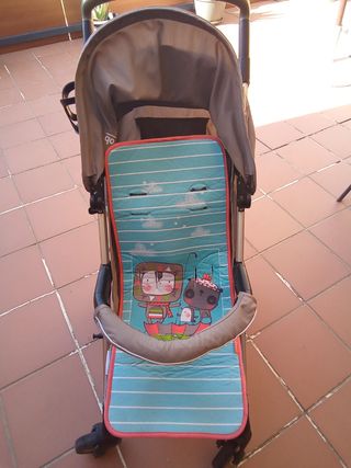 Carrito de paseo con estampado de coches