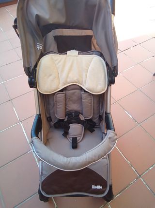 Carrito de paseo con estampado de coches