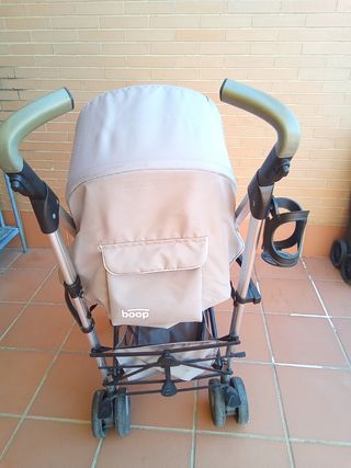 Carrito de paseo con estampado de coches